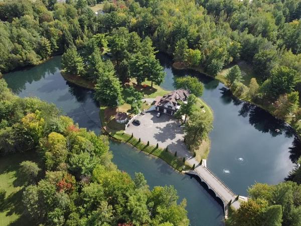 A la foto es mostra l'objecte L'Ile Enchantée situat a la ciutat de Yamachiche.