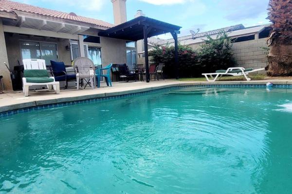 På bildet vises objektet Sunshine Daydream by the Pool and Spa som ligger i byen Indio.