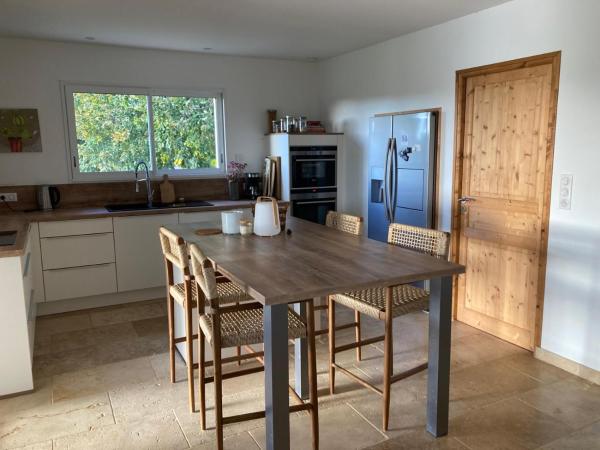 Na zdjęciu widoczny jest obiekt Agréable et confortable maison Le Vigan en Quercy położony w mieście Couderc.