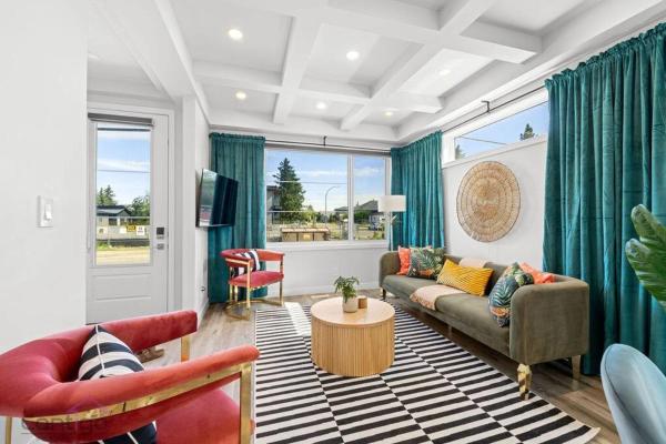 A la foto es mostra l'objecte Jungle House, AirCon, Sleeps 8, Near WEM & DT! situat a la ciutat de Edmonton.