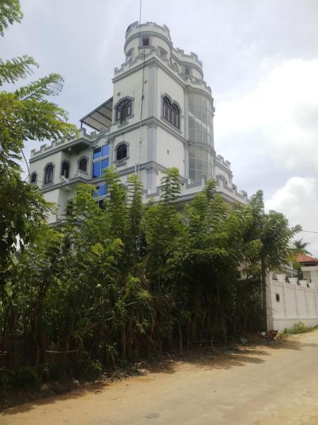På bildet vises objektet White palace airport transit Hotel som ligger i byen Katunayaka.