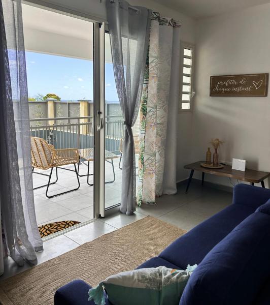 照片显示了位于Sainte-Rose市的Logement CHANDELLE物件。