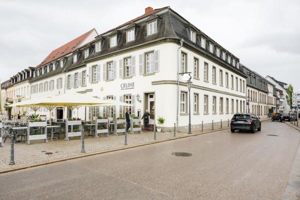 Na zdjęciu widoczny jest obiekt Hotel Zum Erbprinzen położony w mieście Oftersheim.