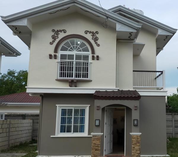 A la foto es mostra l'objecte 2 bedrooms 2 toilet and bath furnished house in Royal Palms Tres Dauis Bohol situat a la ciutat de Dauis.