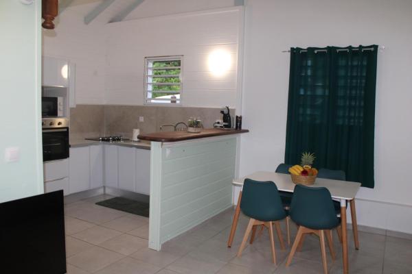 写真にはポワント・ノワール市にあるMaison Ylang-Ylangが写っています。