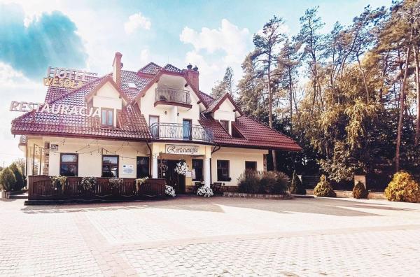 Na zdjęciu widoczny jest obiekt HOTEL RESTAURACJA WESOŁA położony w mieście Dąbrowa Tarnowska.