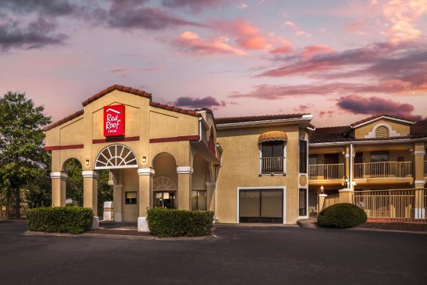 Na fotografii je vidět objekt Red Roof Inn Franklin, TN nacházející se ve městě Franklin.