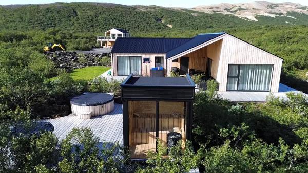 På billedet ses objektet Modern and family friendly Chalet with Ouside Spa - Birta Rentals beliggende i byen Stóri-Ás.