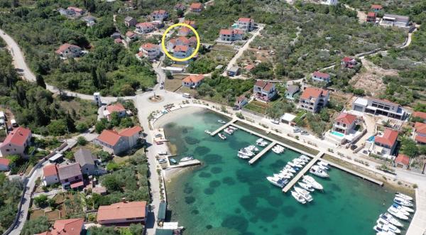 A la foto es mostra l'objecte Apartments by the sea Lukoran, Ugljan - 20387 situat a la ciutat de Lukoran.