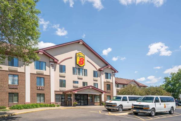 Kuva 1: Super 8 by Wyndham Bloomington/Airport