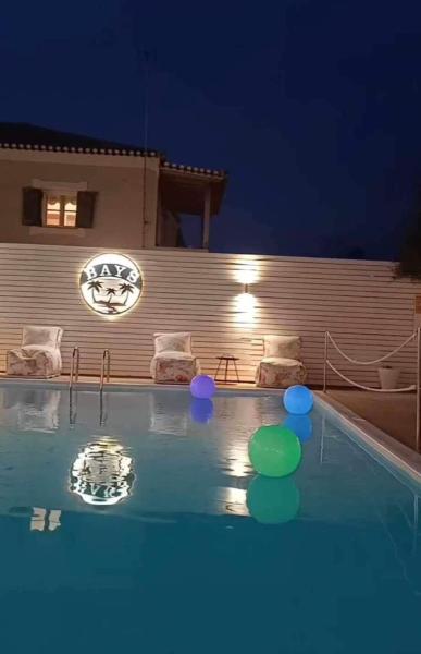 På billedet ses objektet Bay's beliggende i byen Spetses.
