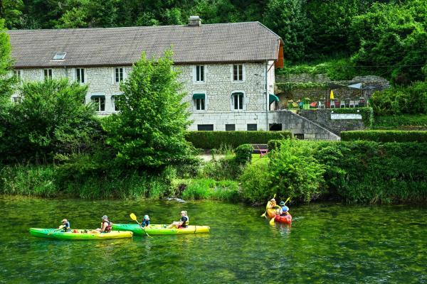 A la foto es mostra l'objecte Privatisez un ancien hôtel Gîte de groupe La Truite d Or au bord de la rivière situat a la ciutat de Lods.