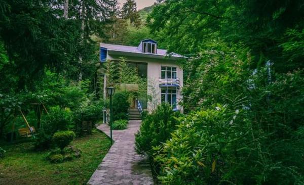 Na zdjęciu widoczny jest obiekt Nunisi Forest Hotel & SPA położony w mieście Monasteri.