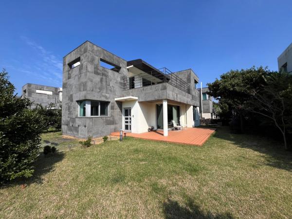 En la foto se muestra el objeto Jejumodo2 Outdoor Jacuzzi Detached House ubicado en la ciudad de Yŏngji-dong.