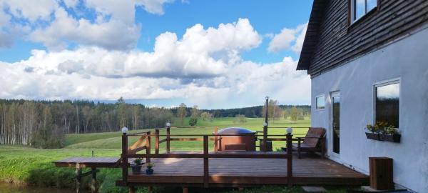 På bilden syns objektet Guesthouse, Sauna & Jacuzzi in Gauja Valley - Kaķukalns som ligger i staden Lielstraupe.