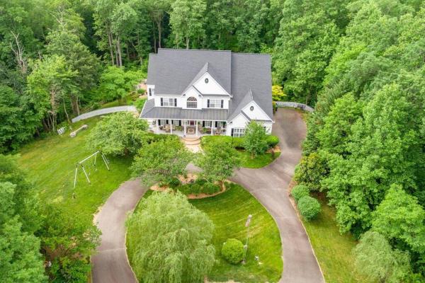 На фото показан объект River Rock Villa - Privacy, Pool, River, Luxury, расположенный в городе Wilderness.