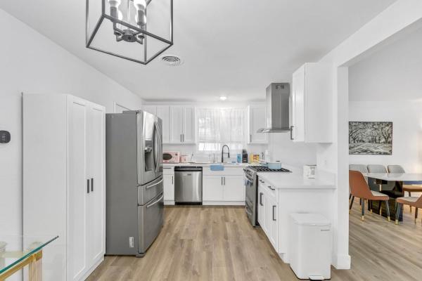 Getaway Villa w Pool in Vegas 10 Mins to Strip, Las Vegas