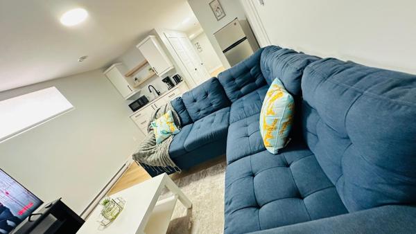 På bildet vises objektet Cozy suite in a serene area close to Magnetic Hill som ligger i byen Moncton.