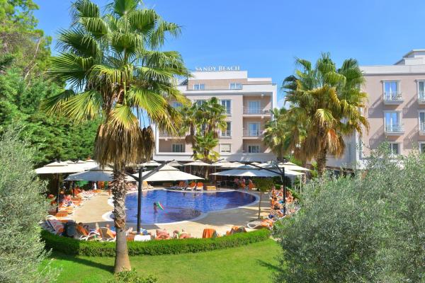 写真にはゴーレム市にあるSandy Beach Resortが写っています。