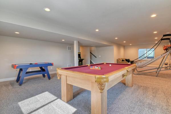 Kuvassa näkyy kohde Family friendly 5bd3bath 3CarGarage GameRoom, joka sijaitsee kaupungissa Shirley.