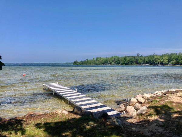 A la foto es mostra l'objecte Marcia Lee Lake House situat a la ciutat de Suttons Bay.