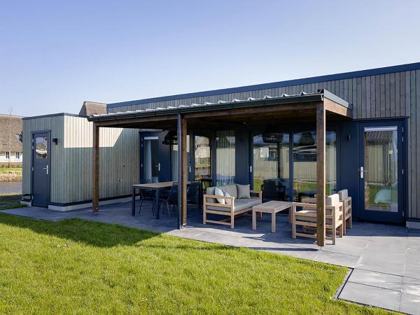 A la foto es mostra l'objecte Docklodge at Frisian Lakes with Private Mooring situat a la ciutat de Delfstrahuizen.