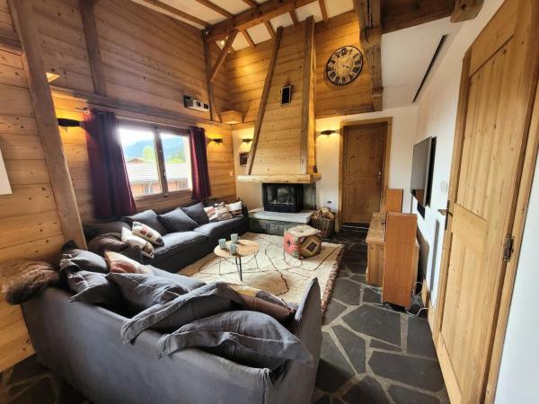 A la foto es mostra l'objecte Chalet La SilÈne - Chalet de charme aux Chavannes avec vue et confort MAE-3411 situat a la ciutat de Les Gets.