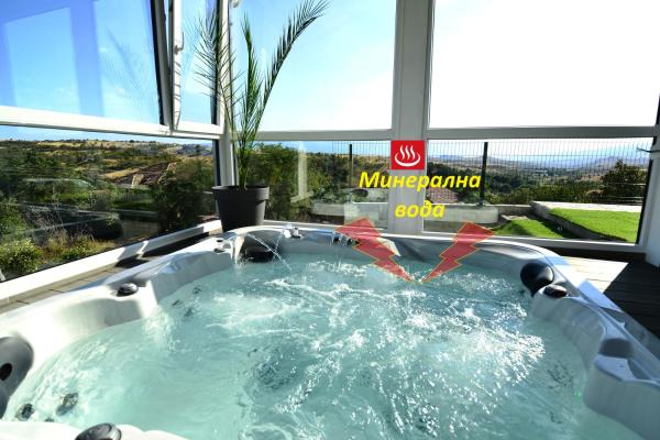 Op de foto is het object Hit Hot House te zien, gelegen in de stad Sandanski.