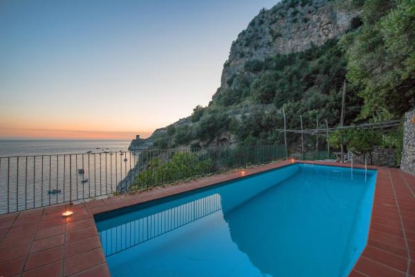 Na zdjęciu widoczny jest obiekt Luxury villa with swimming pool and access to the sea, Amalfi coast położony w mieście Furore.