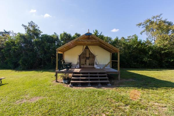 A la foto es mostra l'objecte Khushatta Hills Ranch Glamping - Alzeda situat a la ciutat de Shepherd.