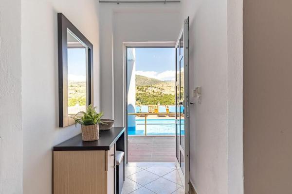 Bilde 1: Goro 10 - Front Pool, Kitchen & Parking