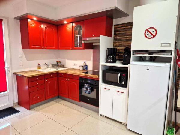 Foto 2: 03 - Joli studio traversant situé au rdc avec 2 lits, tout équipé pour 1, 2 ou 3 personnes maximum, entrée indépendante donnant sur parking dont une place est réservée devant la porte, grand fourgon possible et petit jardin sur l'arrière comme une maison