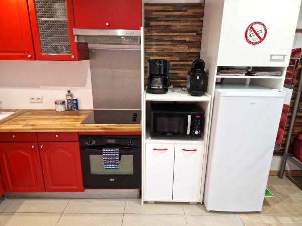 Foto 3: 03 - Joli studio traversant situé au rdc avec 2 lits, tout équipé pour 1, 2 ou 3 personnes maximum, entrée indépendante donnant sur parking dont une place est réservée devant la porte, grand fourgon possible et petit jardin sur l'arrière comme une maison