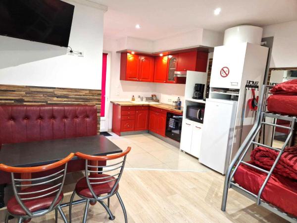 Foto 6: 03 - Joli studio traversant situé au rdc avec 2 lits, tout équipé pour 1, 2 ou 3 personnes maximum, entrée indépendante donnant sur parking dont une place est réservée devant la porte, grand fourgon possible et petit jardin sur l'arrière comme une maison
