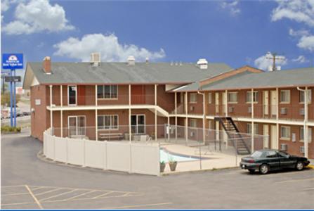 Na fotografii je vidět objekt Americas Best Value Inn Greeley nacházející se ve městě Evans.