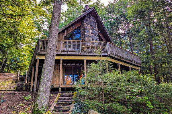 A la foto es mostra l'objecte Parker Pond's Perch situat a la ciutat de Poland Spring.
