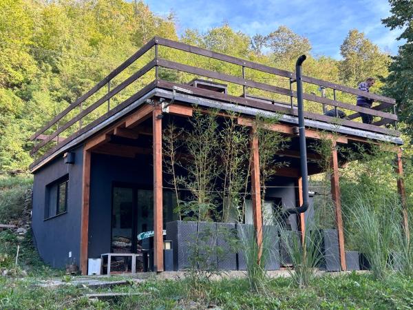 På billedet ses objektet Jarmenovci glamping resort beliggende i byen Guriševci.