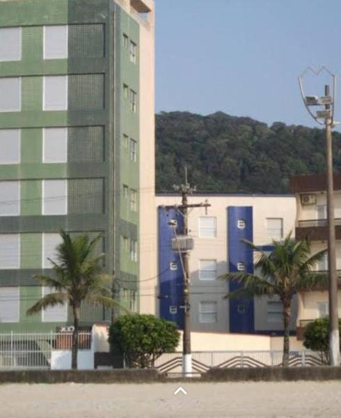 A la foto es mostra l'objecte Kit no centro de Mongagua em frente o mar situat a la ciutat de Mongaguá.