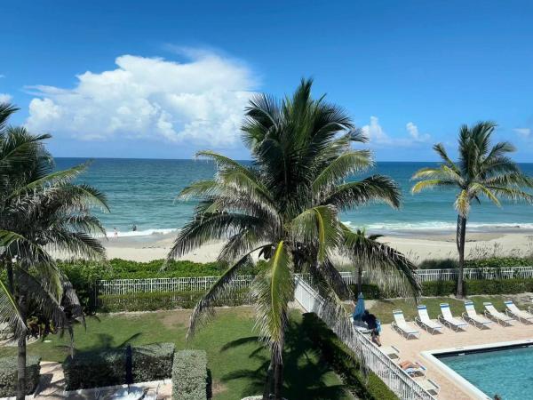 Na fotografii je vidět objekt Hutchinson Island BeachFront Heated Pool Balcony Top Floor nacházející se ve městě Jensen Beach.