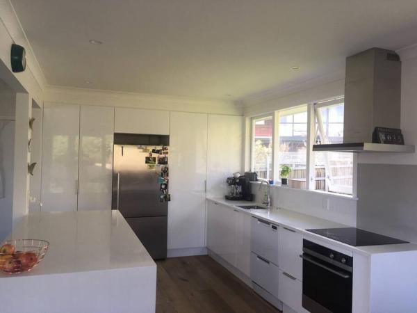 A la foto es mostra l'objecte Modern, sunny, family home minutes from the city situat a la ciutat de Khandallah.