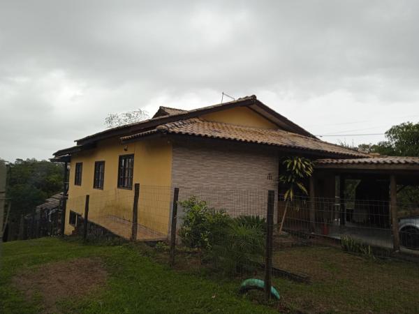 Na fotografii je vidět objekt Casa amarela no Rosa nacházející se ve městě Imbituba.