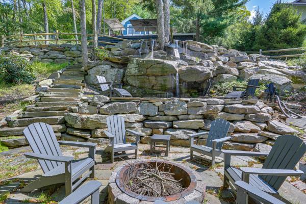 A la foto es mostra l'objecte Lakefront Gem with Hot Tub and Boat Dock in Greentown situat a la ciutat de Greentown.