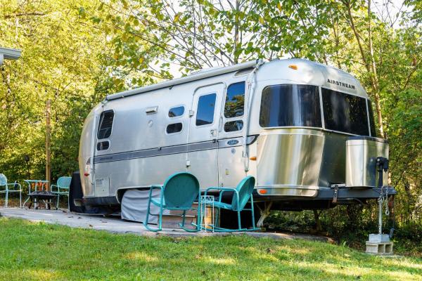 Na fotografii je vidět objekt Cozy 1BR Airstream near Leipers Fork - Sleeps 3 nacházející se ve městě Franklin.