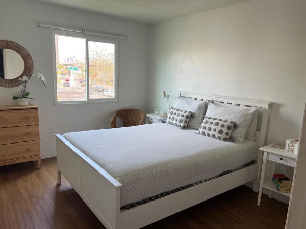 På billedet ses objektet Private BR,BA,KIT, LR 9 Mins to Beach beliggende i byen Far Rockaway.