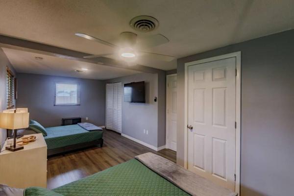 Kuva 3: Spacious Backyard & Pool Retreat - 5 Mins to Beach