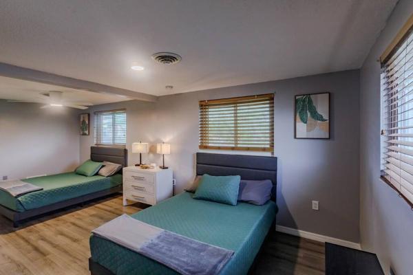 Kuva 7: Spacious Backyard & Pool Retreat - 5 Mins to Beach
