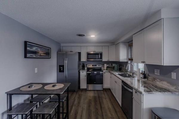 Kuva 9: Spacious Backyard & Pool Retreat - 5 Mins to Beach