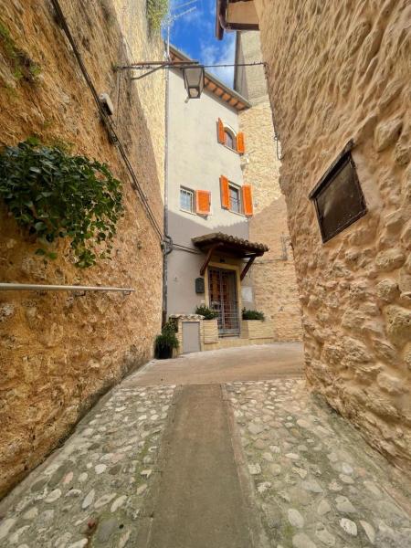 La photo montre l'objet La Torretta di Eggi situé dans la ville de Eggi.