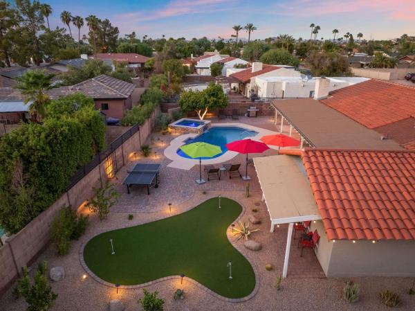 A la foto es mostra l'objecte Moon Valley-Pool Spa Foosball Ping Pong PutPut situat a la ciutat de Phoenix.