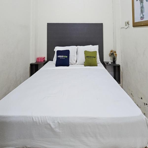 На фото показан объект Urbanview Hotel Kharisma Banjarmasin, расположенный в городе Банджармасин.